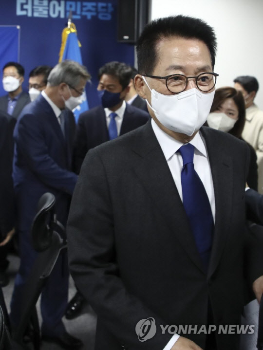 박지원 전 국가정보원장이 지난달 27일 오전 국회 의원회관에서 서해 공무원 피격 사건 및 흉악범죄자 추방 사건 관련 기자회견을 마친 뒤 회견장을 나서고 있다.<연합뉴스>